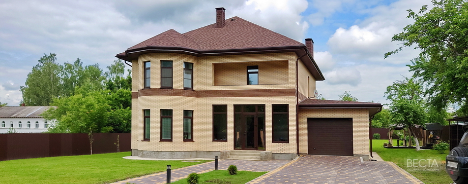 Дом с пластиковыми окнами коричневого цвета